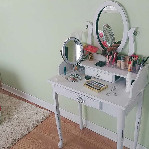 Chic, Simple and Small Vanity Table