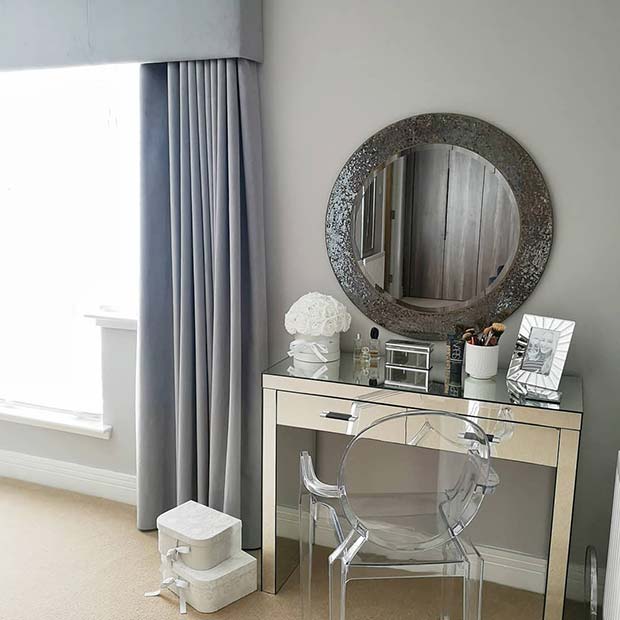 Chic Vanity Table with Round Mirror
